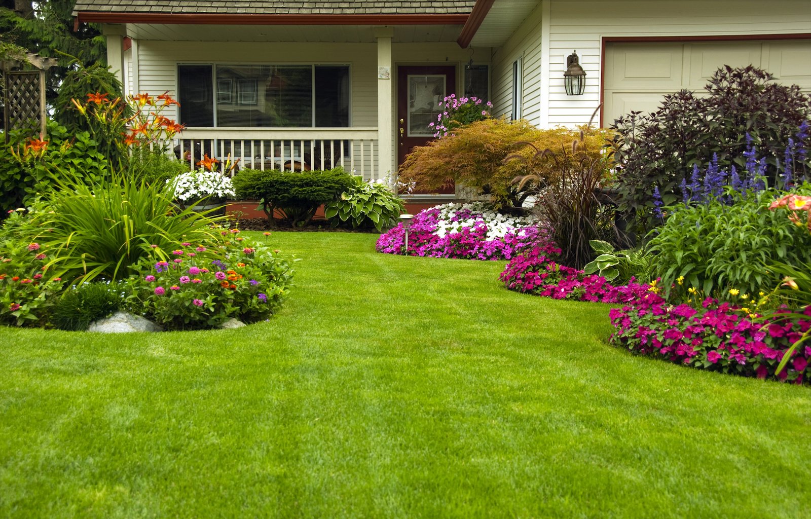 A stylish neighborhood streetscape with green lawns and manicured shrubs in Metro Atlanta