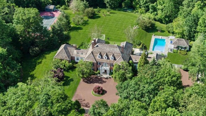 Large home in Conyers GA for upsizing buyers