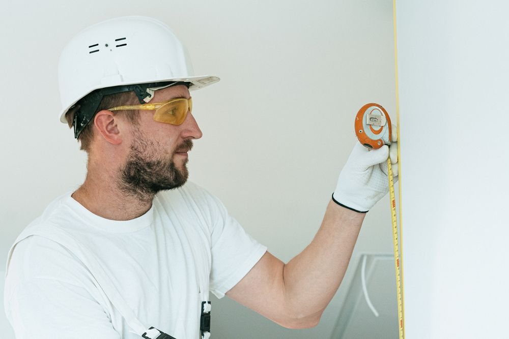 Contractor measuring a kitchen to plan the renovation timeline
