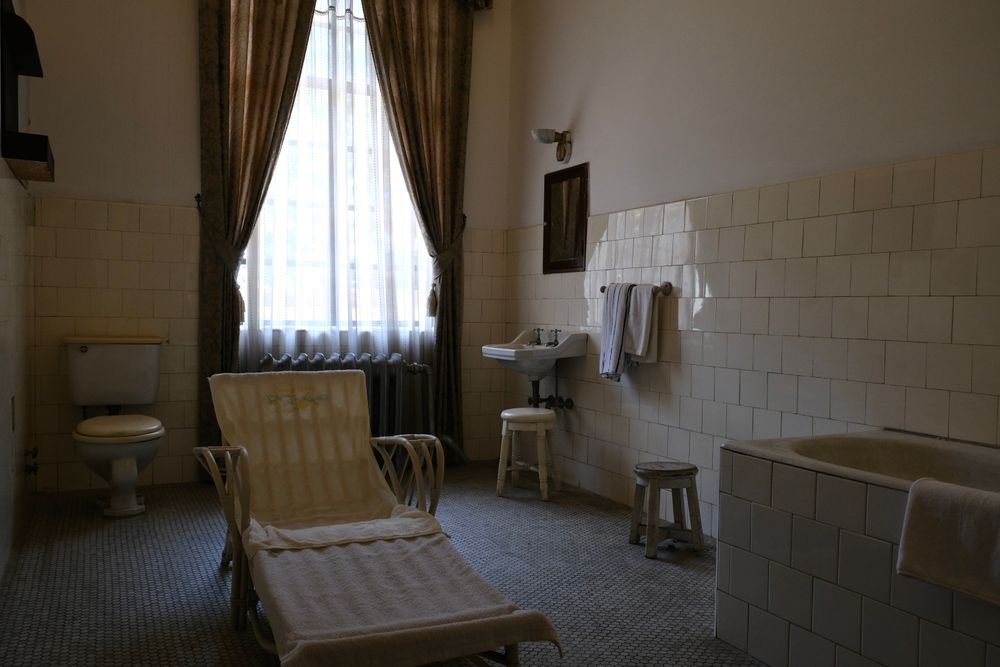 Outdated bathroom in need of a remodel